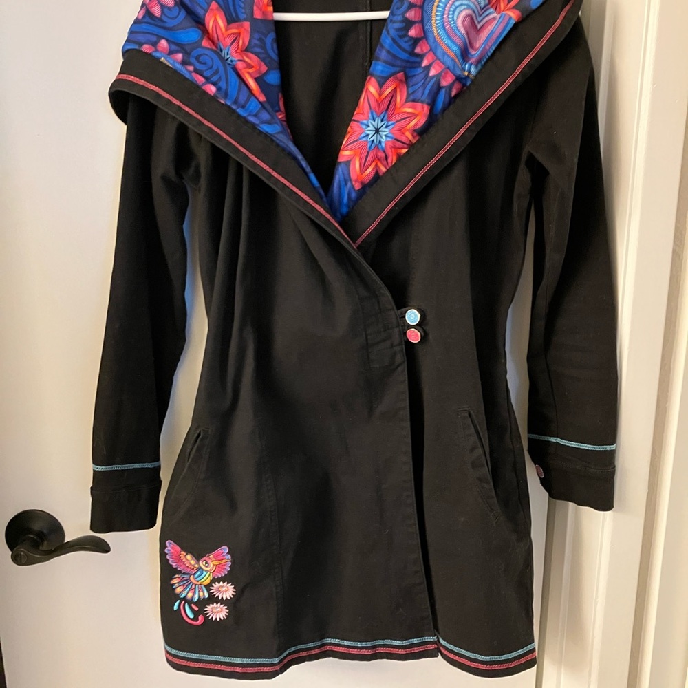 Iay Guey Brand Chic Black Trench Coat with Colorful Embroidery